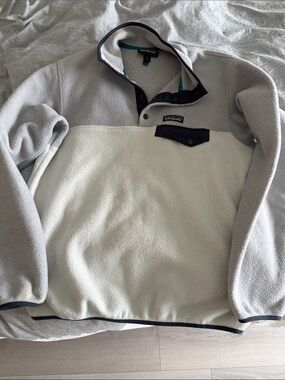 Patagonia Two-Tone Light Gray and Off-White Snap Pullover Fleece